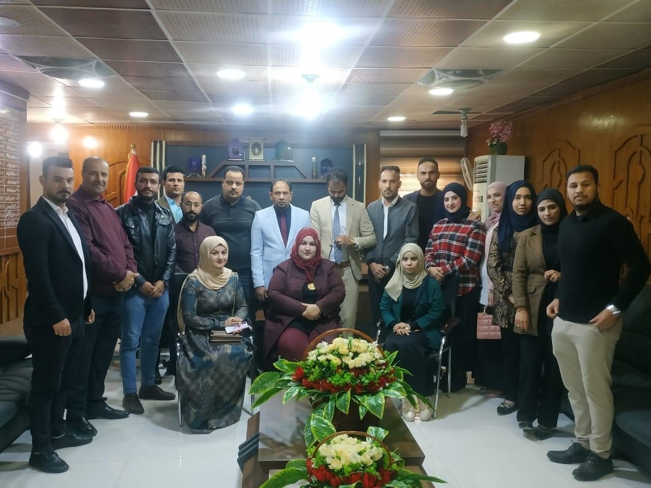 طلبة الدراسات العليا في قسم الاقتصاد يقدمون درع الشكر والتقدير للسيدة عميد الكلية