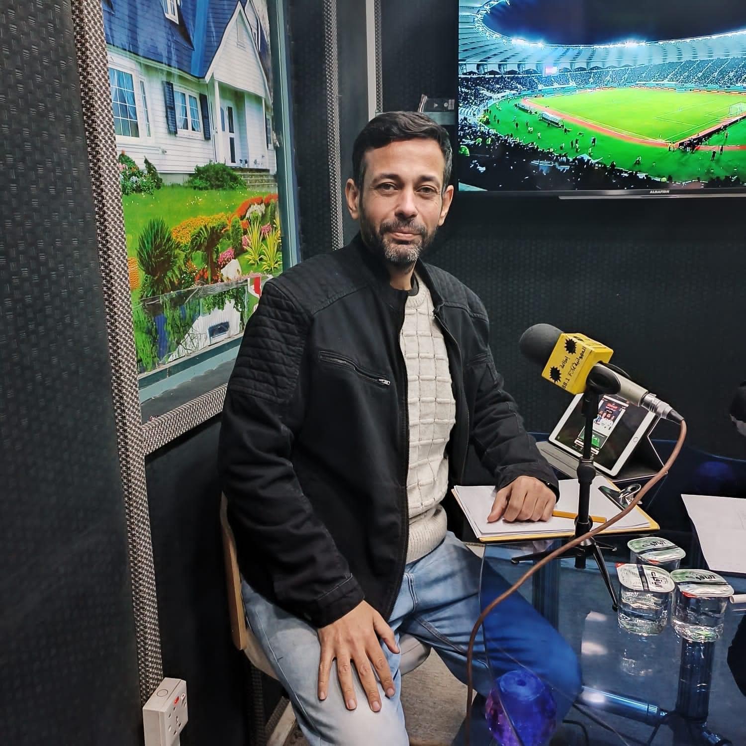 تدريسي في كلية الإدارة والاقتصاد يُكلف محللا رياضيا في إذاعة الديوانية FM