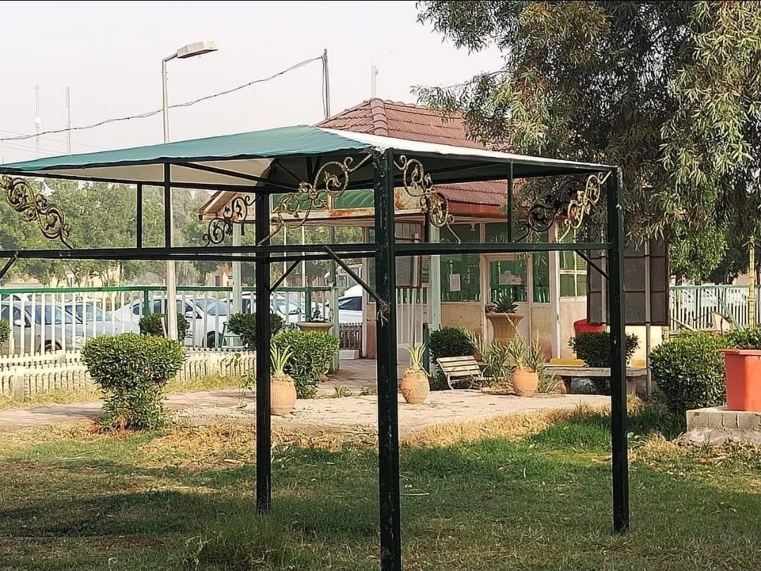 الكوادر الفنية في كلية الإدارة والاقتصاد تنجز عمل مظلات للطلبة