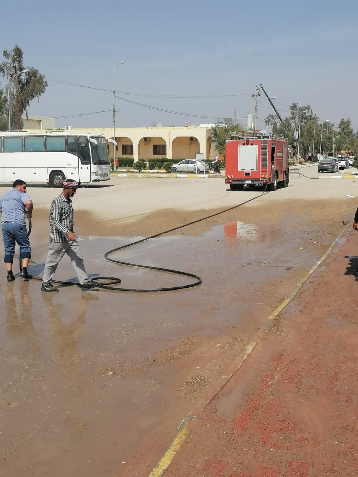 الكوادر الخدمية في كلية الإدارة والاقتصاد تقوم بحملة تنظيف.